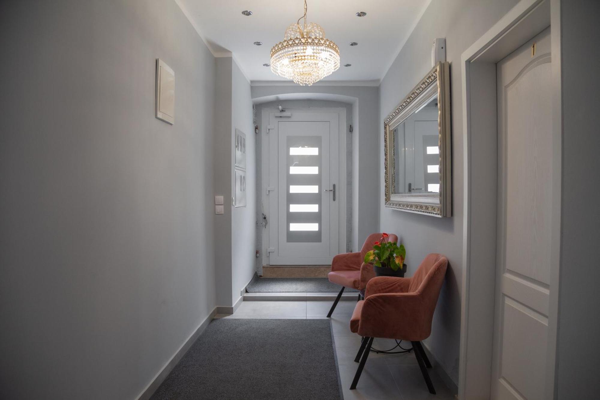 Captain Emo City Apartments พูลา ภายนอก รูปภาพ