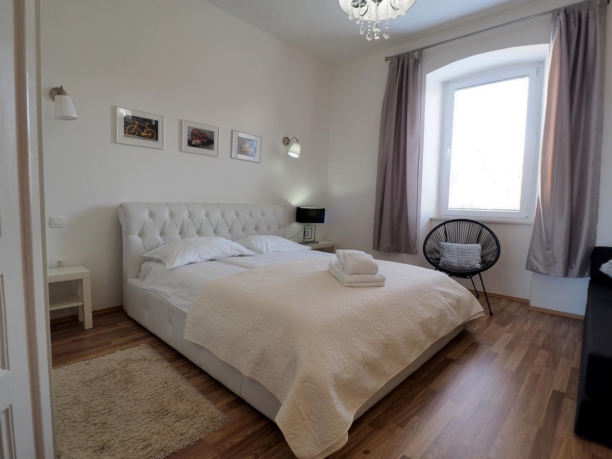 Captain Emo City Apartments พูลา ภายนอก รูปภาพ