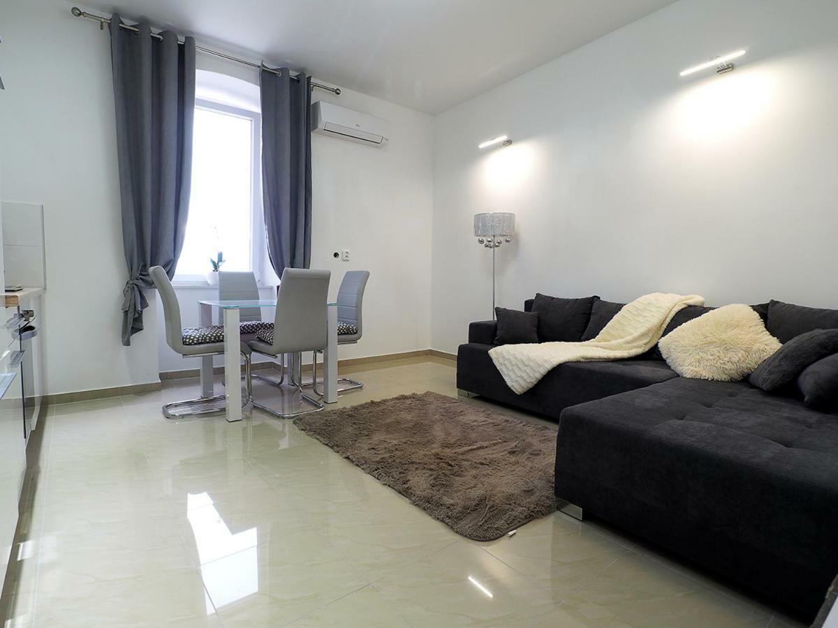 Captain Emo City Apartments พูลา ภายนอก รูปภาพ